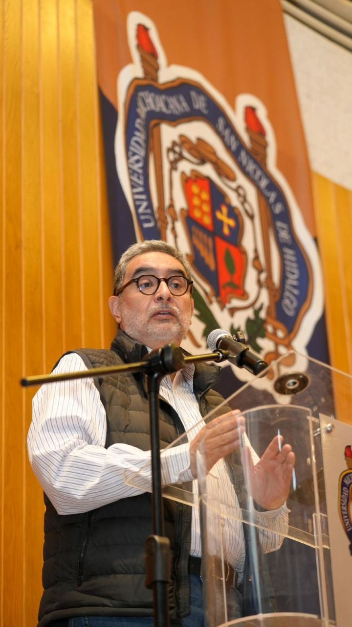 La presentación de "Balas con remitente" en la Universidad Michoacana de San Nicolás de Hidalgo reunió en un mismo espacio al periodismo de investigación, la academia, el poder legislativo federal y la sociedad michoacana. Fernando Coca Meneses, al podio, y los integrantes del presídium compartieron un foro en el que el libro fue el punto de partida para un debate más amplio sobre las condiciones necesarias para que México pueda transitar hacia la paz y el desarrollo. El periodista y escritor Fernando Coca Meneses expone ante la comunidad nicolaita los hallazgos de su investigación sobre el tráfico de armas de Estados Unidos hacia México, documentados en su libro "Balas con remitente". Durante su intervención, exhortó a las y los estudiantes a informarse y a utilizar ese conocimiento como herramienta de incidencia en las políticas públicas de ambos países.