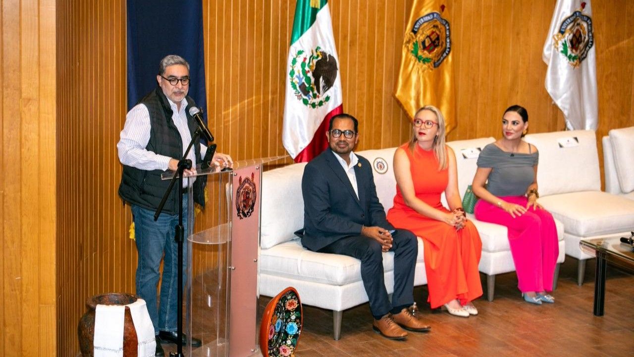 Fernando Coca Meneses dirige su mensaje a la comunidad universitaria desde el podio institucional de la UMSNH, acompañado en el presídium por el secretario Auxiliar Jorge Manzo Méndez y funcionarias invitadas al acto. Las banderas de México y de la Universidad Michoacana enmarcan el encuentro, en el que también participaron diputados federales y periodistas michoacanos. Fernando Coca Meneses dirige su mensaje a la comunidad universitaria desde el podio institucional de la UMSNH, acompañado en el presídium por el secretario Auxiliar Jorge Manzo Méndez y funcionarias invitadas al acto. Las banderas de México y de la Universidad Michoacana enmarcan el encuentro, en el que también participaron diputados federales y periodistas michoacanos.