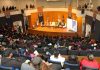 «Balas con remitente» llega a la UMSNH con llamado a la acción ciudadana El auditorio de la Facultad de Arquitectura al interior de la ciudad universitaria de la UMSNH registró lleno total durante la presentación de "Balas con remitente" del periodista Fernando Coca Meneses. Cientos de estudiantes nicolaitas de diversas licenciaturas ocuparon el patio de butacas y la galería superior del recinto, en un encuentro que la rectora Yarabí Ávila González describió como una oportunidad para que los jóvenes se conviertan en portadores del mensaje hacia todos los rincones del país.