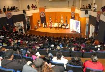 «Balas con remitente» llega a la UMSNH con llamado a la acción ciudadana El auditorio de la Facultad de Arquitectura al interior de la ciudad universitaria de la UMSNH registró lleno total durante la presentación de "Balas con remitente" del periodista Fernando Coca Meneses. Cientos de estudiantes nicolaitas de diversas licenciaturas ocuparon el patio de butacas y la galería superior del recinto, en un encuentro que la rectora Yarabí Ávila González describió como una oportunidad para que los jóvenes se conviertan en portadores del mensaje hacia todos los rincones del país.