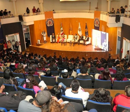 «Balas con remitente» llega a la UMSNH con llamado a la acción ciudadana El auditorio de la Facultad de Arquitectura al interior de la ciudad universitaria de la UMSNH registró lleno total durante la presentación de "Balas con remitente" del periodista Fernando Coca Meneses. Cientos de estudiantes nicolaitas de diversas licenciaturas ocuparon el patio de butacas y la galería superior del recinto, en un encuentro que la rectora Yarabí Ávila González describió como una oportunidad para que los jóvenes se conviertan en portadores del mensaje hacia todos los rincones del país.