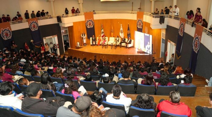 «Balas con remitente» llega a la UMSNH con llamado a la acción ciudadana El auditorio de la Facultad de Arquitectura al interior de la ciudad universitaria de la UMSNH registró lleno total durante la presentación de "Balas con remitente" del periodista Fernando Coca Meneses. Cientos de estudiantes nicolaitas de diversas licenciaturas ocuparon el patio de butacas y la galería superior del recinto, en un encuentro que la rectora Yarabí Ávila González describió como una oportunidad para que los jóvenes se conviertan en portadores del mensaje hacia todos los rincones del país.