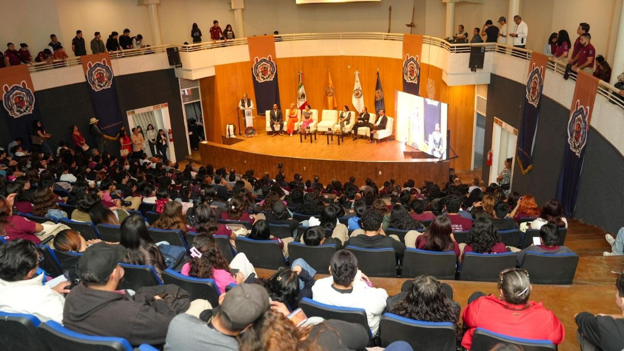 El auditorio de la Facultad de Arquitectura al interior de la ciudad universitaria de la UMSNH registró lleno total durante la presentación de "Balas con remitente" del periodista Fernando Coca Meneses. Cientos de estudiantes nicolaitas de diversas licenciaturas ocuparon el patio de butacas y la galería superior del recinto, en un encuentro que la rectora Yarabí Ávila González describió como una oportunidad para que los jóvenes se conviertan en portadores del mensaje hacia todos los rincones del país. El auditorio de la Facultad de Arquitectura al interior de la ciudad universitaria de la UMSNH registró lleno total durante la presentación de "Balas con remitente" del periodista Fernando Coca Meneses. Cientos de estudiantes nicolaitas de diversas licenciaturas ocuparon el patio de butacas y la galería superior del recinto, en un encuentro que la rectora Yarabí Ávila González describió como una oportunidad para que los jóvenes se conviertan en portadores del mensaje hacia todos los rincones del país.