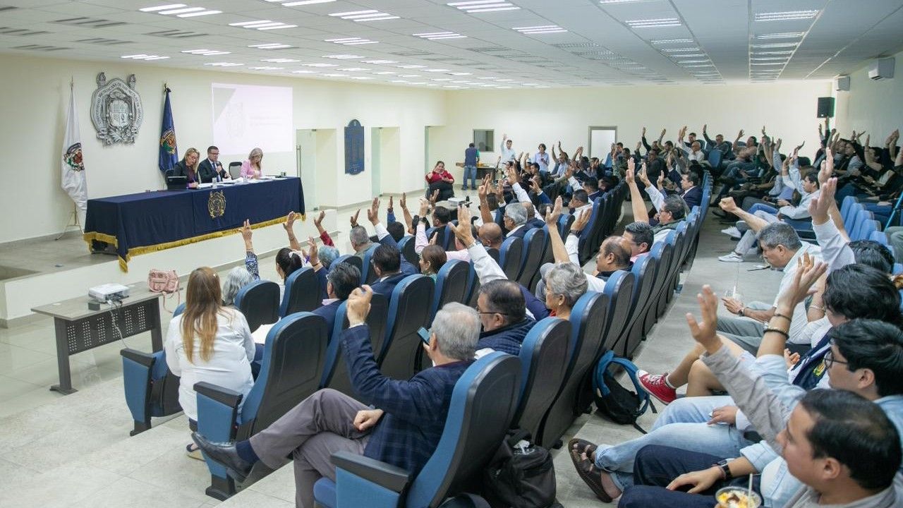 En sesión plenaria, el Consejo Universitario de la Universidad Michoacana formalizó mediante votación los relevos directivos en cinco facultades e institutos de la institución. En sesión plenaria, el Consejo Universitario de la Universidad Michoacana formalizó mediante votación los relevos directivos en cinco facultades e institutos de la institución.