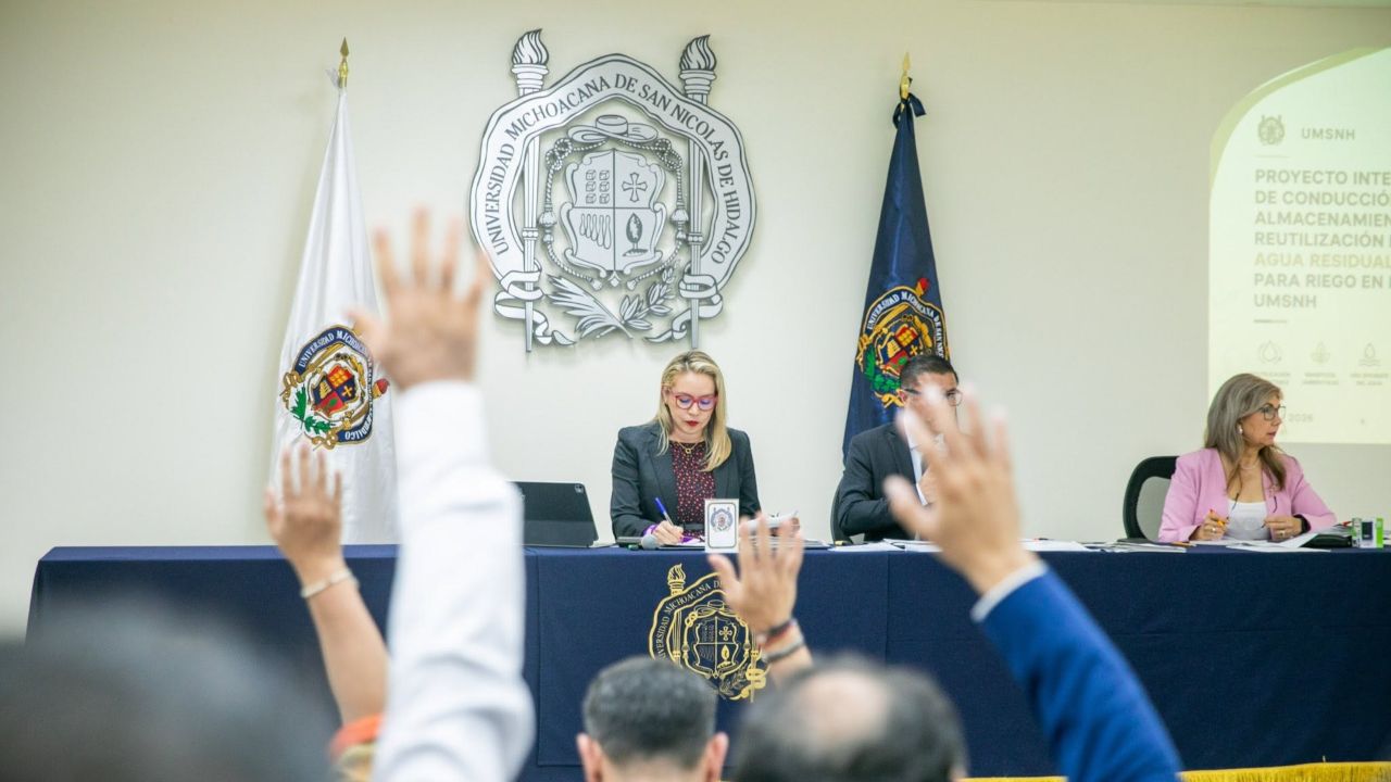 Las y los consejeros universitarios emitieron su voto a mano alzada durante la sesión del Consejo Universitario de la UMSNH en la que fueron electos cinco nuevos directores de dependencias académicas. Las y los consejeros universitarios emitieron su voto a mano alzada durante la sesión del Consejo Universitario de la UMSNH en la que fueron electos cinco nuevos directores de dependencias académicas.