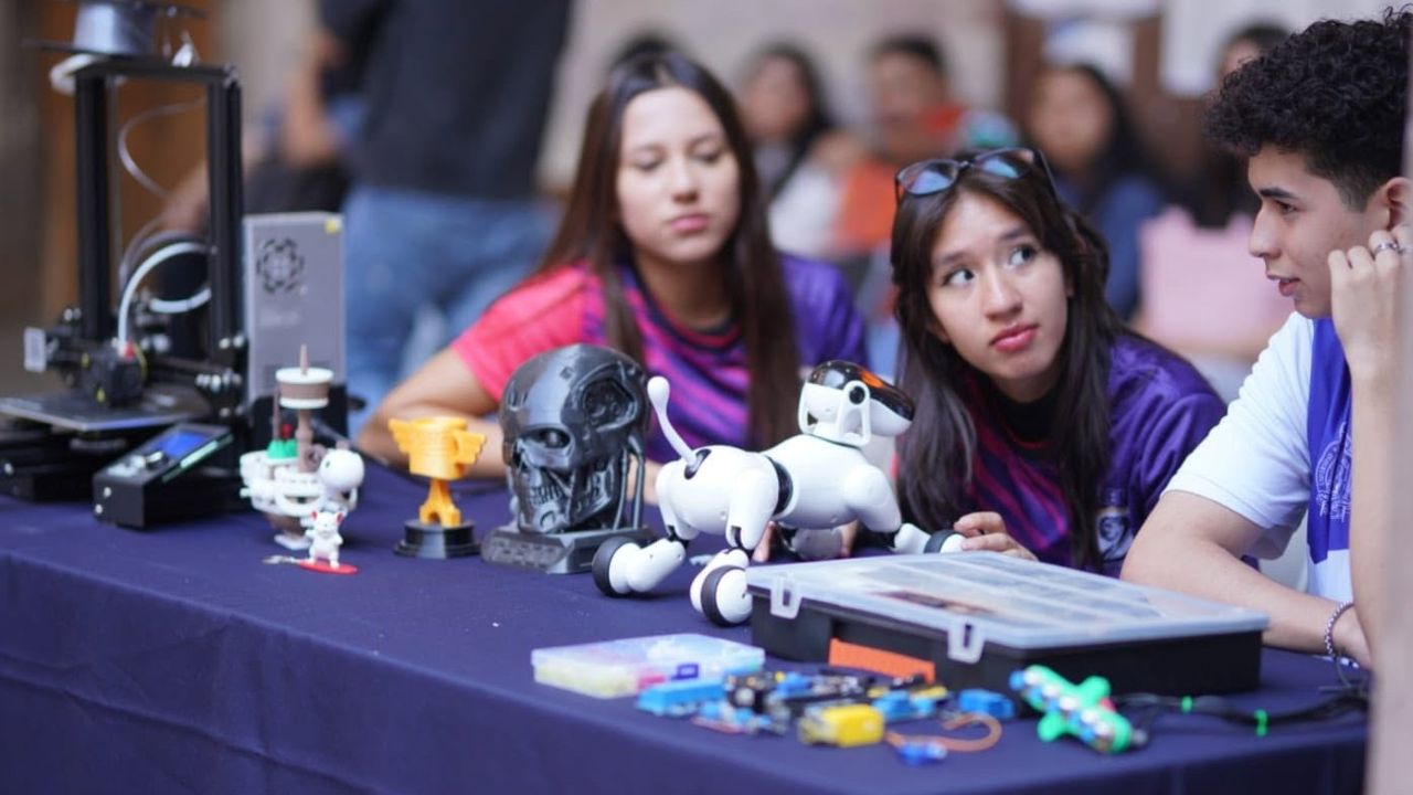 Equipos de estudiantes mostraron prototipos y sistemas robóticos como parte de las actividades rumbo a la Copa FutBot MX 2026. Equipos de estudiantes mostraron prototipos y sistemas robóticos como parte de las actividades rumbo a la Copa FutBot MX 2026.