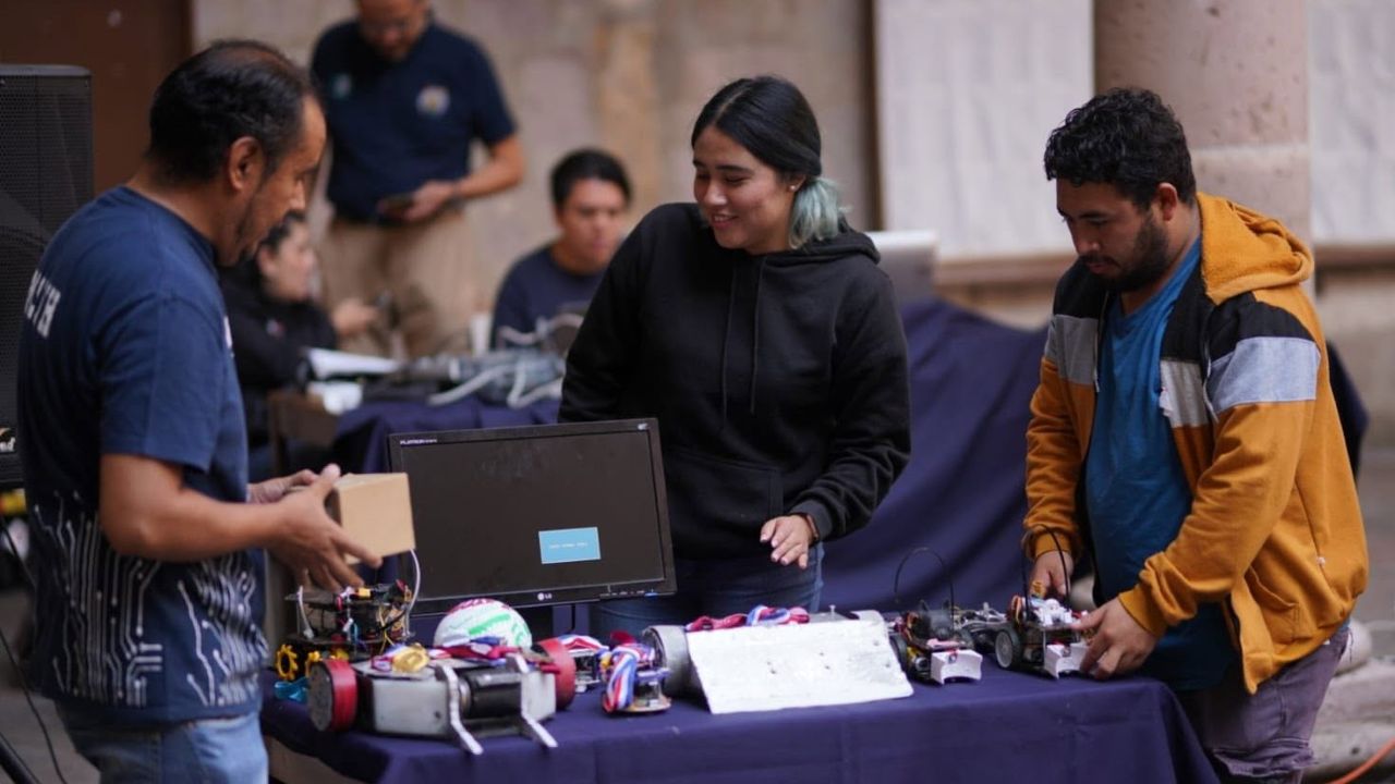 Robots, impresiones 3D y desarrollos tecnológicos formaron parte de las actividades presentadas por jóvenes durante el encuentro académico. Robots, impresiones 3D y desarrollos tecnológicos formaron parte de las actividades presentadas por jóvenes durante el encuentro académico.