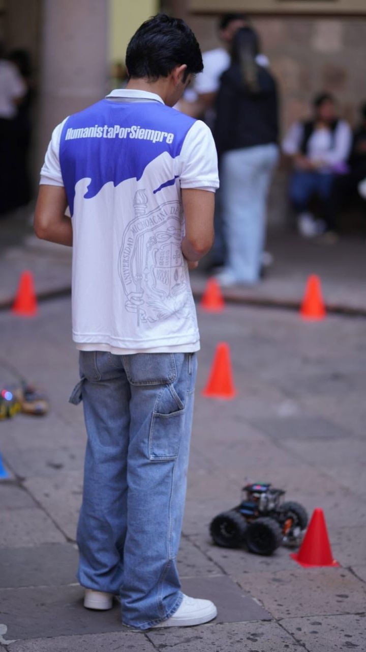 Un estudiante opera un vehículo robótico durante una de las demostraciones prácticas realizadas en la exhibición nicolaita. Un estudiante opera un vehículo robótico durante una de las demostraciones prácticas realizadas en la exhibición nicolaita.