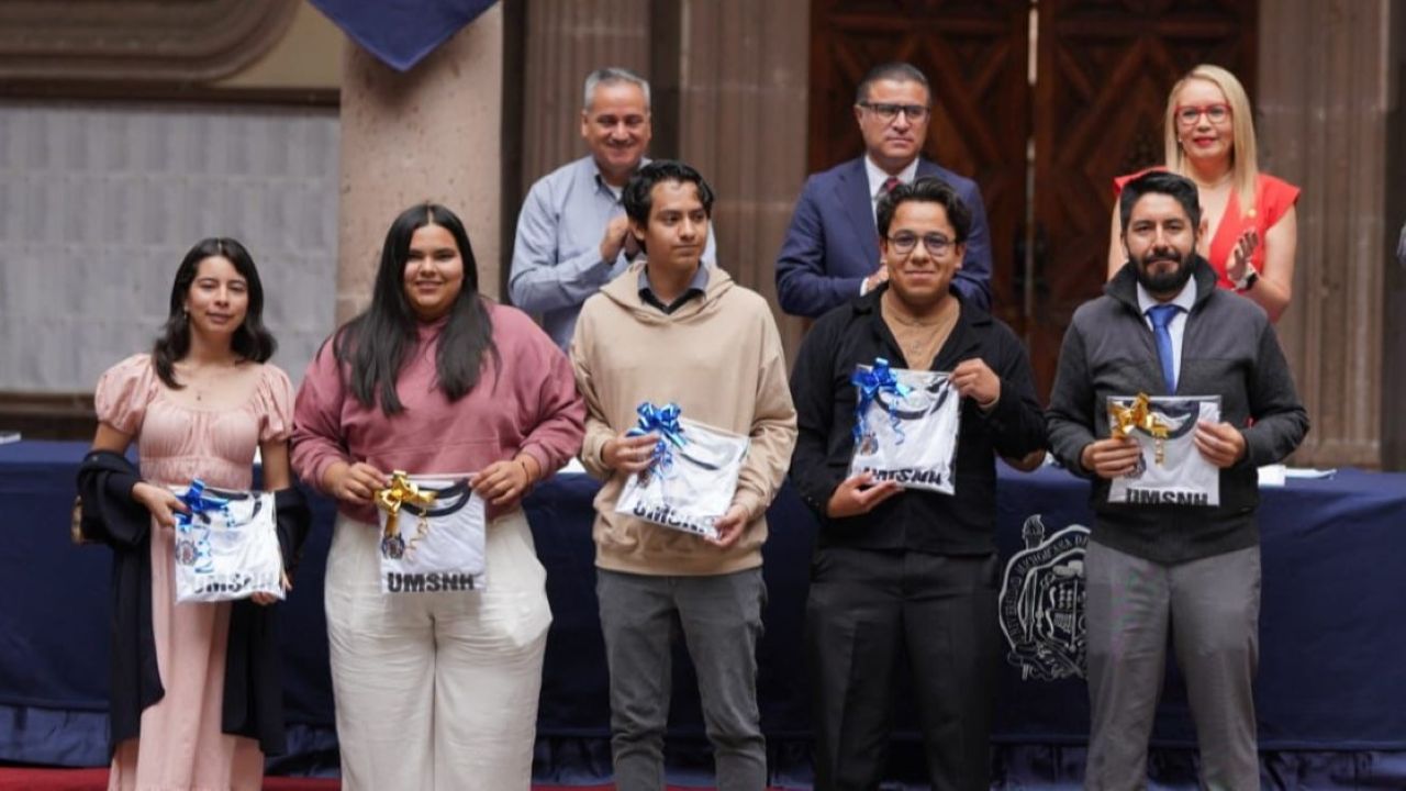 Estudiantes y asesores fueron reconocidos por su participación en las actividades académicas vinculadas con la robótica y la innovación. Estudiantes y asesores fueron reconocidos por su participación en las actividades académicas vinculadas con la robótica y la innovación.