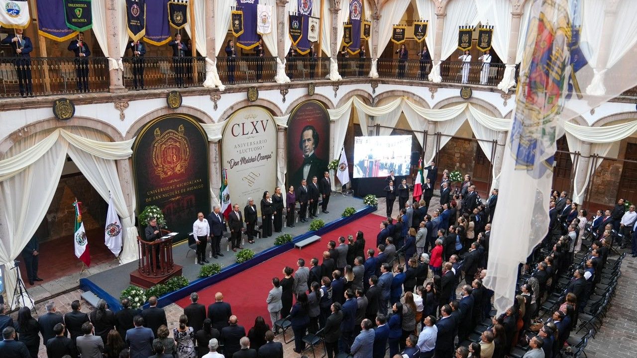 Con el retrato del ilustre reformador michoacano como telón de fondo, la comunidad universitaria de la UMSNH se congregó en el histórico Colegio Primitivo y Nacional de San Nicolás de Hidalgo para rendir homenaje a Melchor Ocampo a 165 años de su muerte, en un acto presidido por la rectora Yarabí Ávila González. Con el retrato del ilustre reformador michoacano como telón de fondo, la comunidad universitaria de la UMSNH se congregó en el histórico Colegio Primitivo y Nacional de San Nicolás de Hidalgo para rendir homenaje a Melchor Ocampo a 165 años de su muerte, en un acto presidido por la rectora Yarabí Ávila González.