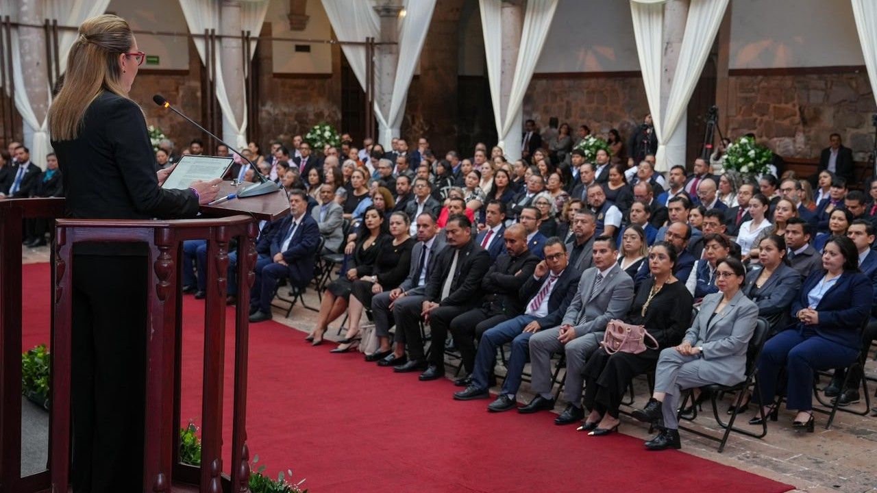 Ante autoridades, docentes, personal administrativo y estudiantes de la UMSNH, la rectora Yarabí Ávila González reivindicó la autonomía universitaria y la libertad de pensamiento como la herencia más vigente que Melchor Ocampo legó a la institución que hoy es la Universidad Michoacana de San Nicolás de Hidalgo.