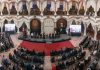 UMSNH conmemora el CLXV Aniversario Luctuoso de Melchor Ocampo El retrato de Melchor Ocampo presidió la ceremonia conmemorativa organizada por la UMSNH en el Colegio de San Nicolás de Hidalgo. El acto, que reunió a la comunidad nicolaita en pleno, fue la ocasión para reafirmar el compromiso de la institución con los principios que Ocampo defendió hace 165 años: la educación laica, la libertad de conciencia y la autonomía del pensamiento.