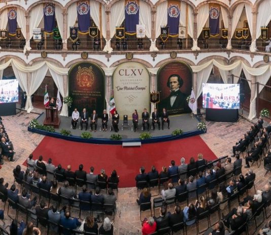 UMSNH conmemora el CLXV Aniversario Luctuoso de Melchor Ocampo El retrato de Melchor Ocampo presidió la ceremonia conmemorativa organizada por la UMSNH en el Colegio de San Nicolás de Hidalgo. El acto, que reunió a la comunidad nicolaita en pleno, fue la ocasión para reafirmar el compromiso de la institución con los principios que Ocampo defendió hace 165 años: la educación laica, la libertad de conciencia y la autonomía del pensamiento.