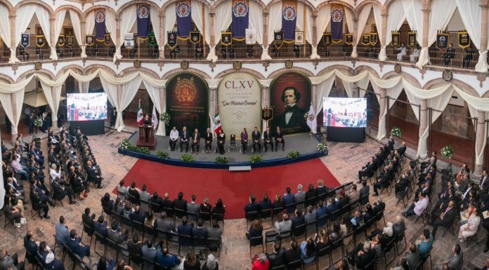 UMSNH conmemora el CLXV Aniversario Luctuoso de Melchor Ocampo El retrato de Melchor Ocampo presidió la ceremonia conmemorativa organizada por la UMSNH en el Colegio de San Nicolás de Hidalgo. El acto, que reunió a la comunidad nicolaita en pleno, fue la ocasión para reafirmar el compromiso de la institución con los principios que Ocampo defendió hace 165 años: la educación laica, la libertad de conciencia y la autonomía del pensamiento.