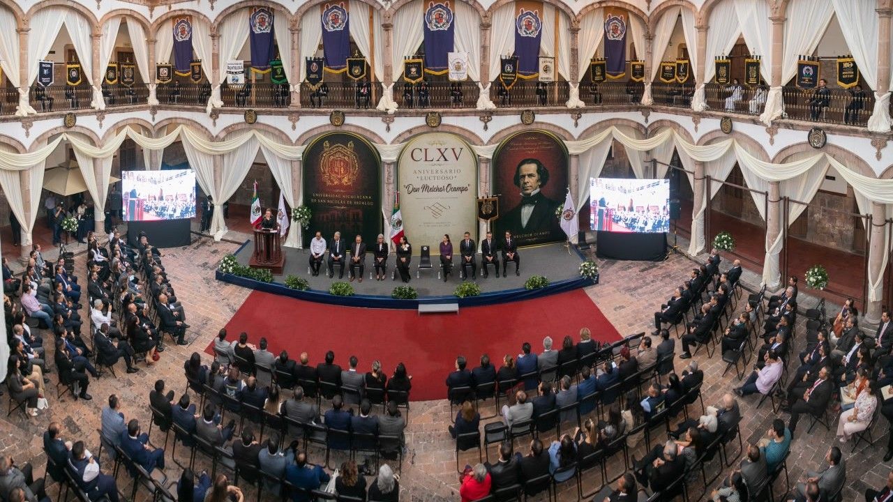 El retrato de Melchor Ocampo presidió la ceremonia conmemorativa organizada por la UMSNH en el Colegio de San Nicolás de Hidalgo. El acto, que reunió a la comunidad nicolaita en pleno, fue la ocasión para reafirmar el compromiso de la institución con los principios que Ocampo defendió hace 165 años: la educación laica, la libertad de conciencia y la autonomía del pensamiento. El retrato de Melchor Ocampo presidió la ceremonia conmemorativa organizada por la UMSNH en el Colegio de San Nicolás de Hidalgo. El acto, que reunió a la comunidad nicolaita en pleno, fue la ocasión para reafirmar el compromiso de la institución con los principios que Ocampo defendió hace 165 años: la educación laica, la libertad de conciencia y la autonomía del pensamiento.