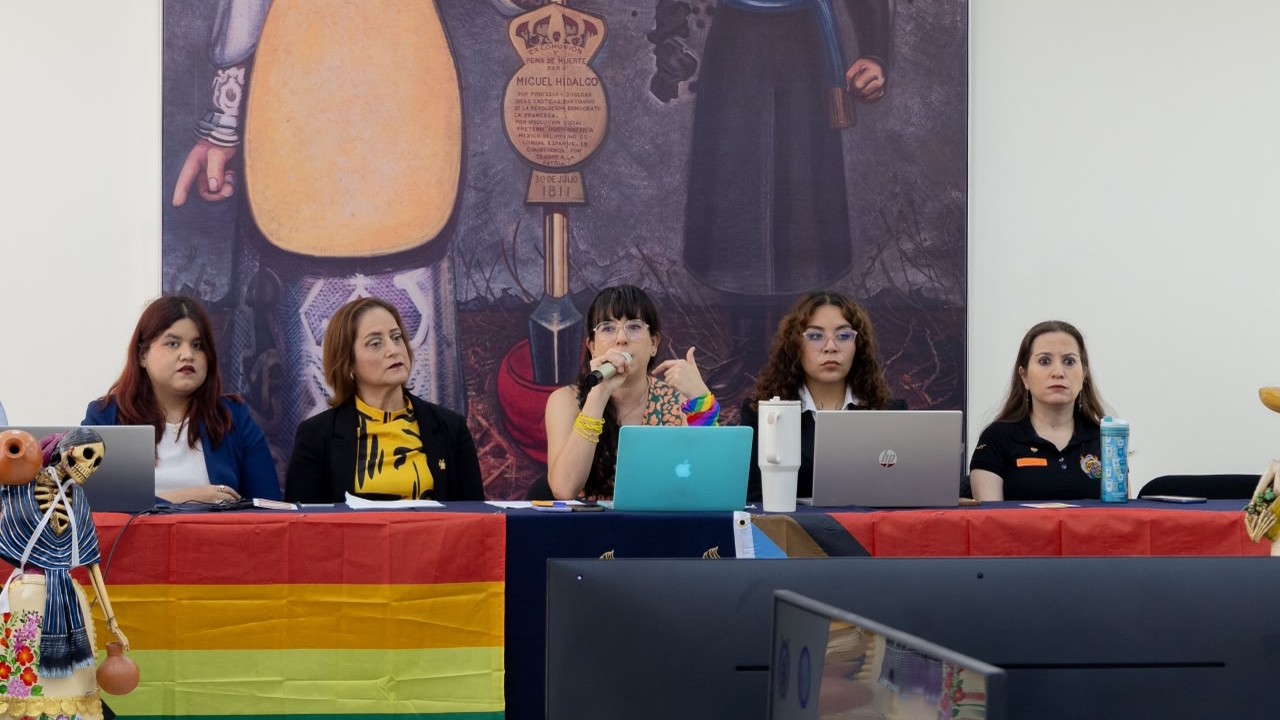 Integrantes de la Coordinación General de Igualdad de Género, Inclusión y Cultura de Paz de la UMSNH coordinan los trabajos del Encuentro Sociocultural LGBTQ+ "Nosotrxs Habitamos la Universidad". Las mesas de trabajo adoptaron un enfoque participativo e interseccional orientado a identificar barreras, experiencias de violencia y necesidades de las diversidades sexogenéricas dentro del entorno universitario nicolaita. Integrantes de la Coordinación General de Igualdad de Género, Inclusión y Cultura de Paz de la UMSNH coordinan los trabajos del Encuentro Sociocultural LGBTQ+ "Nosotrxs Habitamos la Universidad". Las mesas de trabajo adoptaron un enfoque participativo e interseccional orientado a identificar barreras, experiencias de violencia y necesidades de las diversidades sexogenéricas dentro del entorno universitario nicolaita.