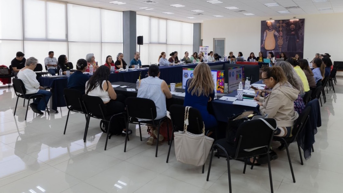 Las mesas de trabajo del Encuentro Sociocultural LGBTQ+ "Nosotrxs Habitamos la Universidad" reunieron a enlaces de género de dependencias académicas y administrativas de la UMSNH. La dinámica participativa e interseccional permite recopilar experiencias directas de integrantes de la comunidad universitaria para construir una política institucional de inclusión basada en datos reales. Las mesas de trabajo del Encuentro Sociocultural LGBTQ+ "Nosotrxs Habitamos la Universidad" reunieron a enlaces de género de dependencias académicas y administrativas de la UMSNH. La dinámica participativa e interseccional permite recopilar experiencias directas de integrantes de la comunidad universitaria para construir una política institucional de inclusión basada en datos reales.