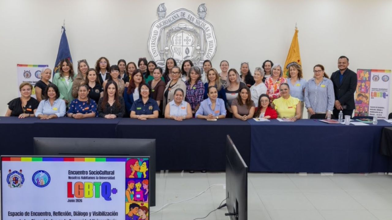 Participantes del Encuentro Sociocultural LGBTQ+ "Nosotrxs Habitamos la Universidad" posan para la foto de grupo frente al escudo de la Universidad Michoacana de San Nicolás de Hidalgo. El evento, celebrado en junio de 2026, reunió a enlaces de género, funcionarios universitarios y miembros de la comunidad nicolaita para construir colectivamente una política institucional de inclusión y cultura de paz. Participantes del Encuentro Sociocultural LGBTQ+ "Nosotrxs Habitamos la Universidad" posan para la foto de grupo frente al escudo de la Universidad Michoacana de San Nicolás de Hidalgo. El evento, celebrado en junio de 2026, reunió a enlaces de género, funcionarios universitarios y miembros de la comunidad nicolaita para construir colectivamente una política institucional de inclusión y cultura de paz.