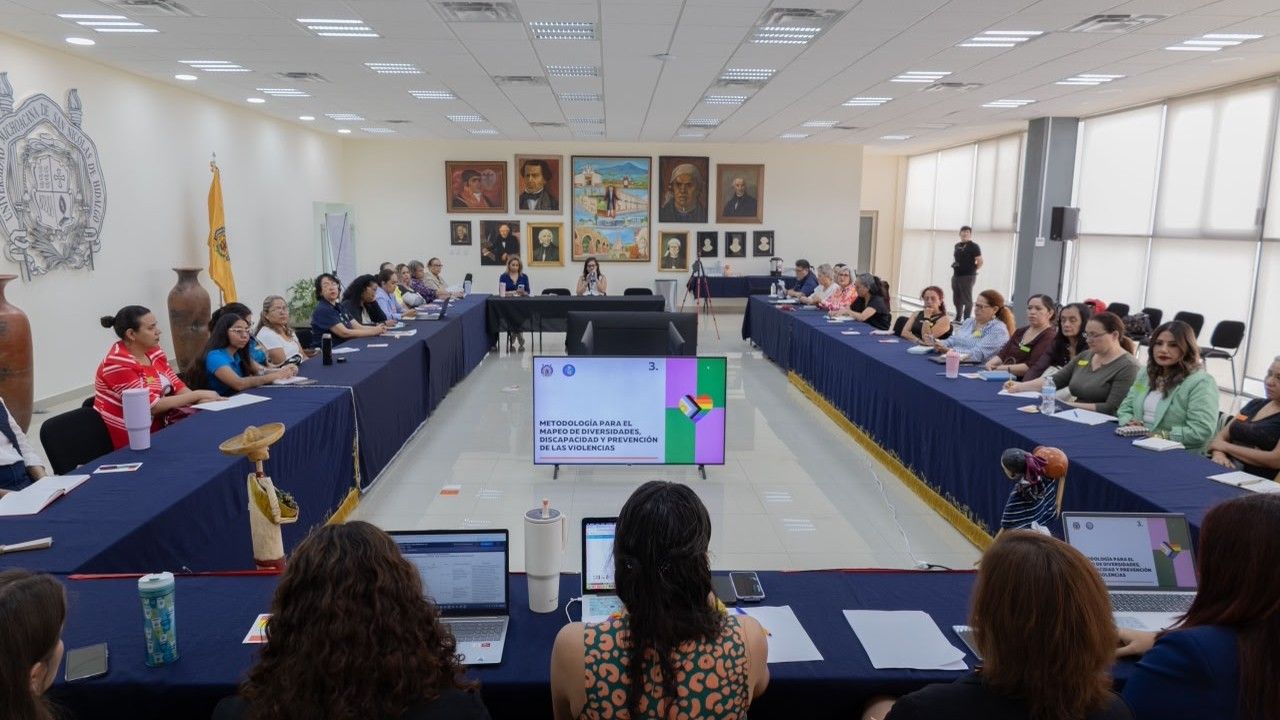 Participantes del Encuentro Sociocultural LGBTQ+ "Nosotrxs Habitamos la Universidad" trabajan en torno a la metodología para el mapeo de diversidades, discapacidad y prevención de las violencias, presentada durante las mesas de trabajo en instalaciones de la UMSNH. Este instrumento es uno de los pilares del diagnóstico institucional que producirá el proceso convocado por la Coordinación de Igualdad de Género. Participantes del Encuentro Sociocultural LGBTQ+ "Nosotrxs Habitamos la Universidad" trabajan en torno a la metodología para el mapeo de diversidades, discapacidad y prevención de las violencias, presentada durante las mesas de trabajo en instalaciones de la UMSNH. Este instrumento es uno de los pilares del diagnóstico institucional que producirá el proceso convocado por la Coordinación de Igualdad de Género.