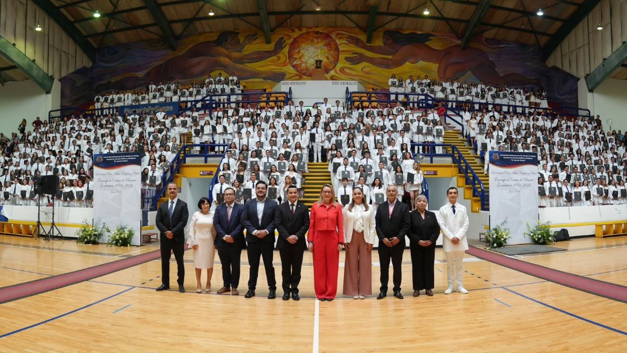 Con el mural universitario como testigo, una nueva generación de médicas y médicos cirujanos formados en la UMSNH recibió sus cartas de pasante en una ceremonia encabezada por la rectora Yarabí Ávila González. La mandataria los convocó a poner sus conocimientos al servicio de las personas que más lo necesitan, en congruencia con el modelo humanista de la institución. Con el mural universitario como testigo, una nueva generación de médicas y médicos cirujanos formados en la UMSNH recibió sus cartas de pasante en una ceremonia encabezada por la rectora Yarabí Ávila González. La mandataria los convocó a poner sus conocimientos al servicio de las personas que más lo necesitan, en congruencia con el modelo humanista de la institución.