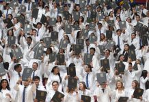 UMSNH gradúa nueva generación de médicas y médicos cirujanos nicolaitas Egresadas y egresados de la Facultad de Ciencias Médicas y Biológicas de la UMSNH levantan en alto sus cartas de pasante en señal de celebración durante la ceremonia de graduación 2026. El documento acredita su calidad de pasantes de Médico Cirujano y los habilita para iniciar el internado de pregrado.