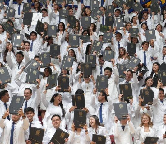 UMSNH gradúa nueva generación de médicas y médicos cirujanos nicolaitas Egresadas y egresados de la Facultad de Ciencias Médicas y Biológicas de la UMSNH levantan en alto sus cartas de pasante en señal de celebración durante la ceremonia de graduación 2026. El documento acredita su calidad de pasantes de Médico Cirujano y los habilita para iniciar el internado de pregrado.