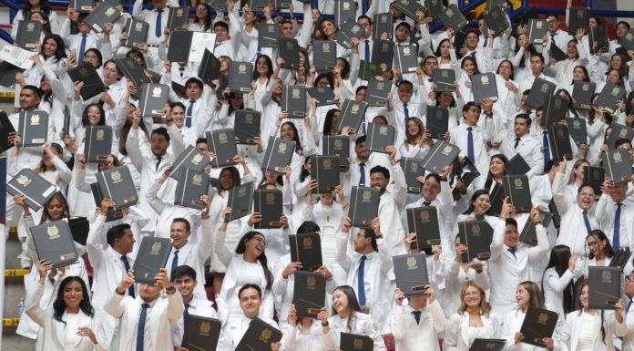 UMSNH gradúa nueva generación de médicas y médicos cirujanos nicolaitas Egresadas y egresados de la Facultad de Ciencias Médicas y Biológicas de la UMSNH levantan en alto sus cartas de pasante en señal de celebración durante la ceremonia de graduación 2026. El documento acredita su calidad de pasantes de Médico Cirujano y los habilita para iniciar el internado de pregrado.