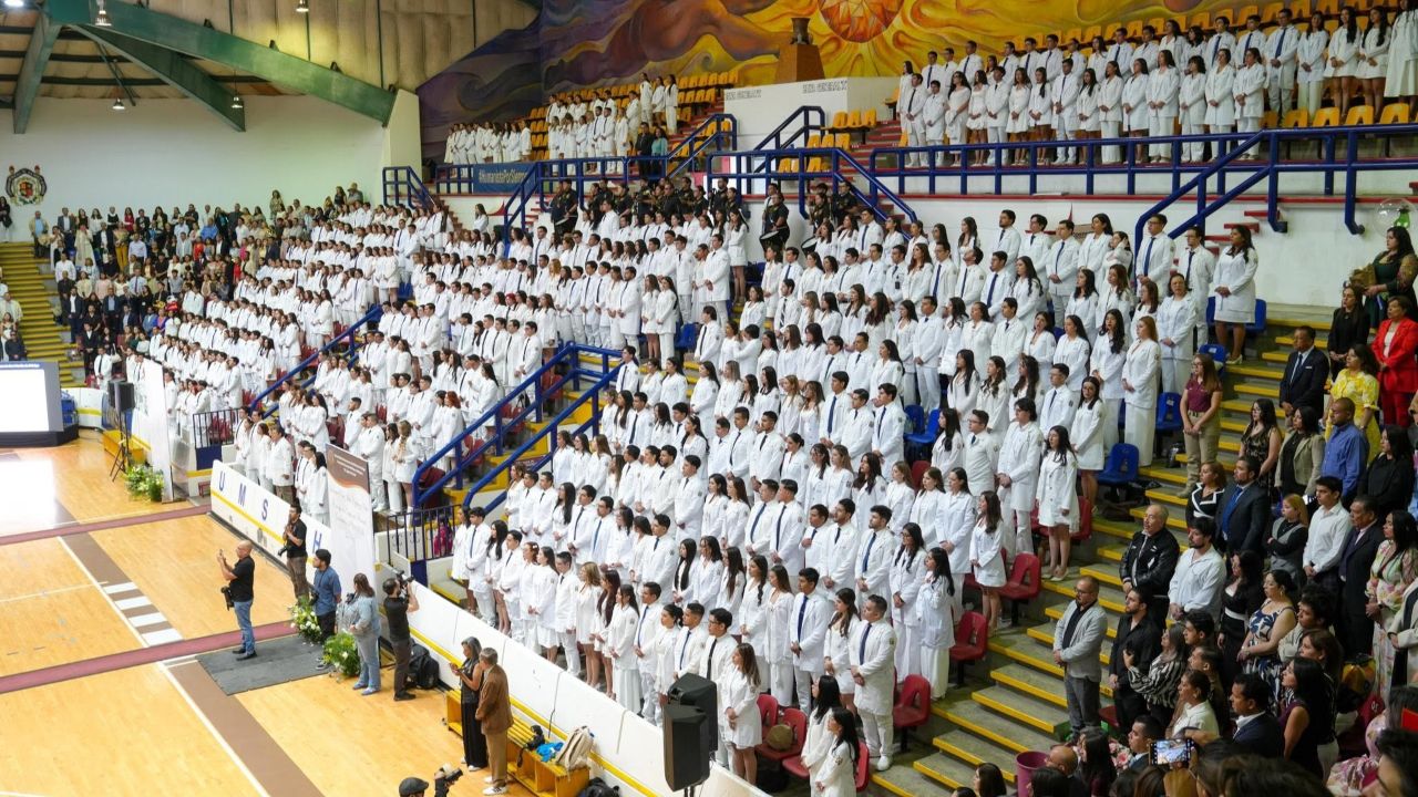 La magnitud de la generación de Médicos Cirujanos que egresó de la UMSNH en 2026 quedó plasmada en las gradas del gimnasio universitario de Ciudad Universitaria. El director de la Facultad de Ciencias Médicas y Biológicas, Víctor Hugo Mercado Gómez, les recordó que con la carta de pasante no culmina su formación, sino que inicia la etapa en la que el conocimiento se convierte en servicio con rostro humano. La magnitud de la generación de Médicos Cirujanos que egresó de la UMSNH en 2026 quedó plasmada en las gradas del gimnasio universitario de Ciudad Universitaria. El director de la Facultad de Ciencias Médicas y Biológicas, Víctor Hugo Mercado Gómez, les recordó que con la carta de pasante no culmina su formación, sino que inicia la etapa en la que el conocimiento se convierte en servicio con rostro humano.