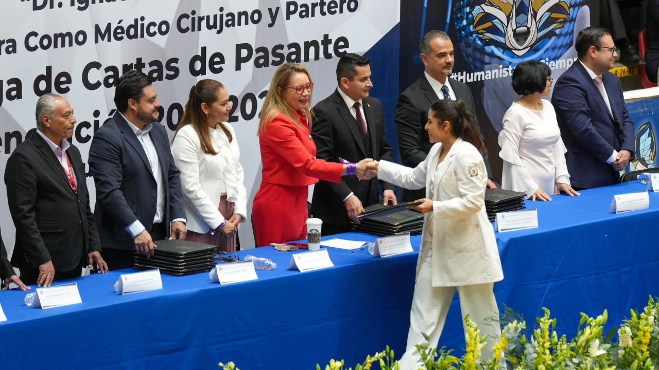 La rectora Yarabí Ávila González hace entrega personal de la carta de pasante a una egresada de la Licenciatura como Médico Cirujano de la Facultad de Ciencias Médicas y Biológicas de la UMSNH. La mandataria instó a las y los nuevos galenos a no olvidar los valores inculcados en la universidad y a defender su dignidad en cualquier espacio laboral. La rectora Yarabí Ávila González hace entrega personal de la carta de pasante a una egresada de la Licenciatura como Médico Cirujano de la Facultad de Ciencias Médicas y Biológicas de la UMSNH. La mandataria instó a las y los nuevos galenos a no olvidar los valores inculcados en la universidad y a defender su dignidad en cualquier espacio laboral.