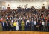 Excelencia Nicolaita: UMSNH Consolida el Pase Directo al Mérito Académico Cientos de estudiantes celebran el cierre de su etapa de bachillerato con el tradicional lanzamiento de birretes durante la ceremonia del Pase por Excelencia Académica 2026. El acto simbolizó el inicio de una nueva etapa dentro de la Universidad Michoacana.