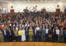 Excelencia Nicolaita: UMSNH Consolida el Pase Directo al Mérito Académico Cientos de estudiantes celebran el cierre de su etapa de bachillerato con el tradicional lanzamiento de birretes durante la ceremonia del Pase por Excelencia Académica 2026. El acto simbolizó el inicio de una nueva etapa dentro de la Universidad Michoacana.