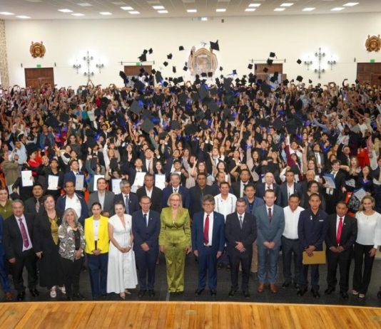 Excelencia Nicolaita: UMSNH Consolida el Pase Directo al Mérito Académico Cientos de estudiantes celebran el cierre de su etapa de bachillerato con el tradicional lanzamiento de birretes durante la ceremonia del Pase por Excelencia Académica 2026. El acto simbolizó el inicio de una nueva etapa dentro de la Universidad Michoacana.