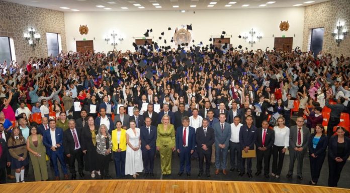 Excelencia Nicolaita: UMSNH Consolida el Pase Directo al Mérito Académico Cientos de estudiantes celebran el cierre de su etapa de bachillerato con el tradicional lanzamiento de birretes durante la ceremonia del Pase por Excelencia Académica 2026. El acto simbolizó el inicio de una nueva etapa dentro de la Universidad Michoacana.