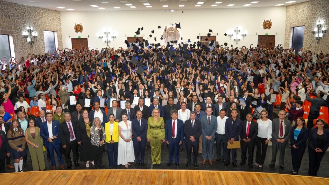 Cientos de estudiantes celebran el cierre de su etapa de bachillerato con el tradicional lanzamiento de birretes durante la ceremonia del Pase por Excelencia Académica 2026. El acto simbolizó el inicio de una nueva etapa dentro de la Universidad Michoacana. Cientos de estudiantes celebran el cierre de su etapa de bachillerato con el tradicional lanzamiento de birretes durante la ceremonia del Pase por Excelencia Académica 2026. El acto simbolizó el inicio de una nueva etapa dentro de la Universidad Michoacana.