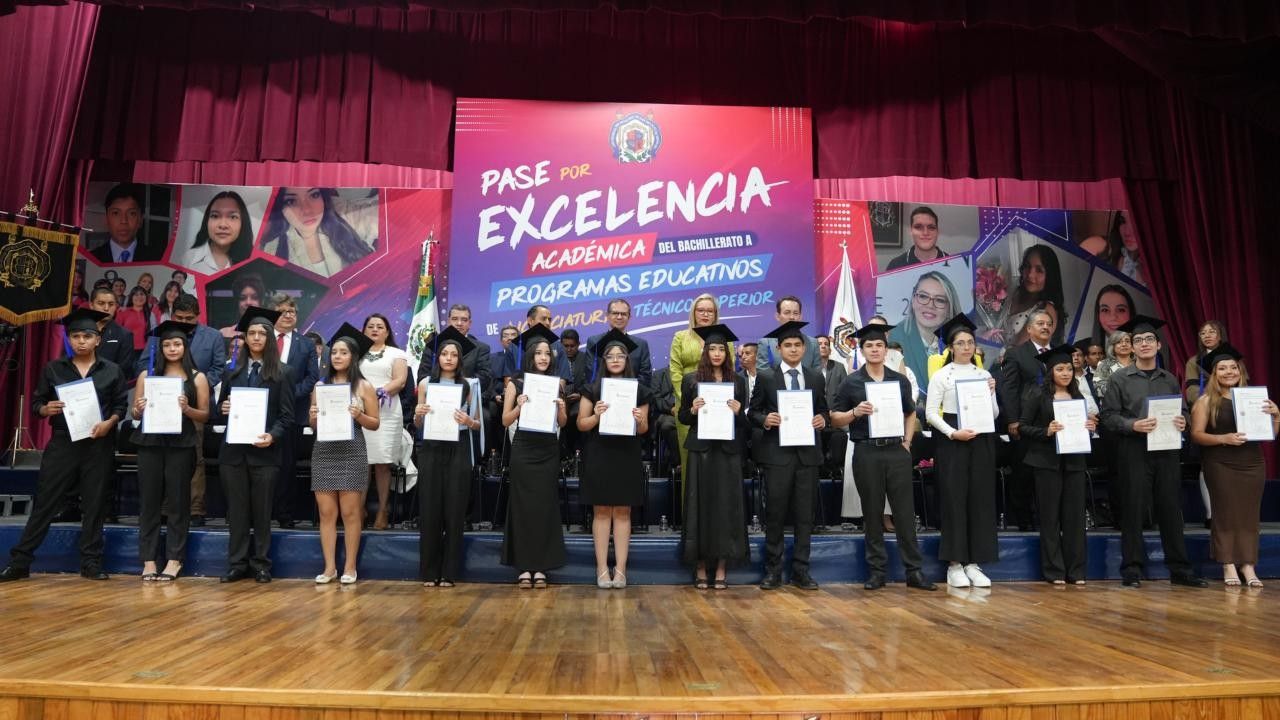 Estudiantes de bachillerato muestran los reconocimientos obtenidos mediante el programa Pase por Excelencia Académica 2026 de la UMSNH. La ceremonia reunió a jóvenes provenientes de distintos municipios de Michoacán que lograron los promedios más altos de su generación. Estudiantes de bachillerato muestran los reconocimientos obtenidos mediante el programa Pase por Excelencia Académica 2026 de la UMSNH. La ceremonia reunió a jóvenes provenientes de distintos municipios de Michoacán que lograron los promedios más altos de su generación.