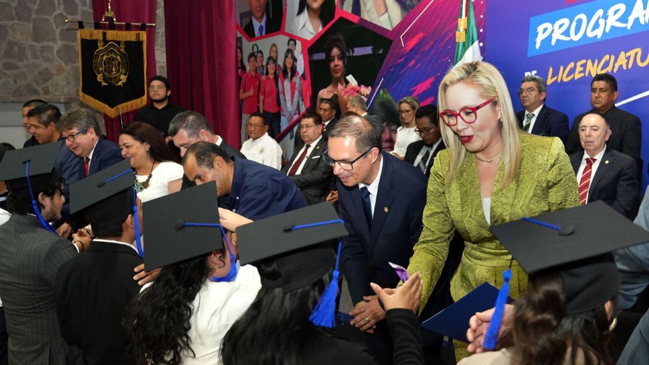 La rectora Yarabí Ávila González felicita personalmente a estudiantes beneficiados con el Pase por Excelencia Académica 2026 durante la ceremonia de reconocimiento organizada por la UMSNH. El programa otorga ingreso directo a licenciaturas y programas de Técnico Superior Universitario a jóvenes con los mejores promedios del bachillerato nicolaita. La rectora Yarabí Ávila González felicita personalmente a estudiantes beneficiados con el Pase por Excelencia Académica 2026 durante la ceremonia de reconocimiento organizada por la UMSNH. El programa otorga ingreso directo a licenciaturas y programas de Técnico Superior Universitario a jóvenes con los mejores promedios del bachillerato nicolaita.