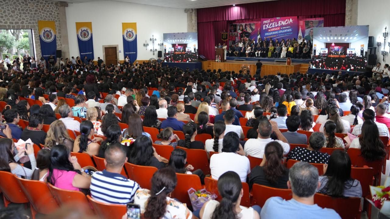 Familias, estudiantes, docentes y autoridades universitarias llenaron el auditorio Samuel Ramos, en donde se realizó la ceremonia de entrega del Pase por Excelencia Académica 2026. El evento reunió a representantes de preparatorias nicolaitas y escuelas incorporadas de distintas regiones de Michoacán. Familias, estudiantes, docentes y autoridades universitarias llenaron el auditorio Samuel Ramos, en donde se realizó la ceremonia de entrega del Pase por Excelencia Académica 2026. El evento reunió a representantes de preparatorias nicolaitas y escuelas incorporadas de distintas regiones de Michoacán.