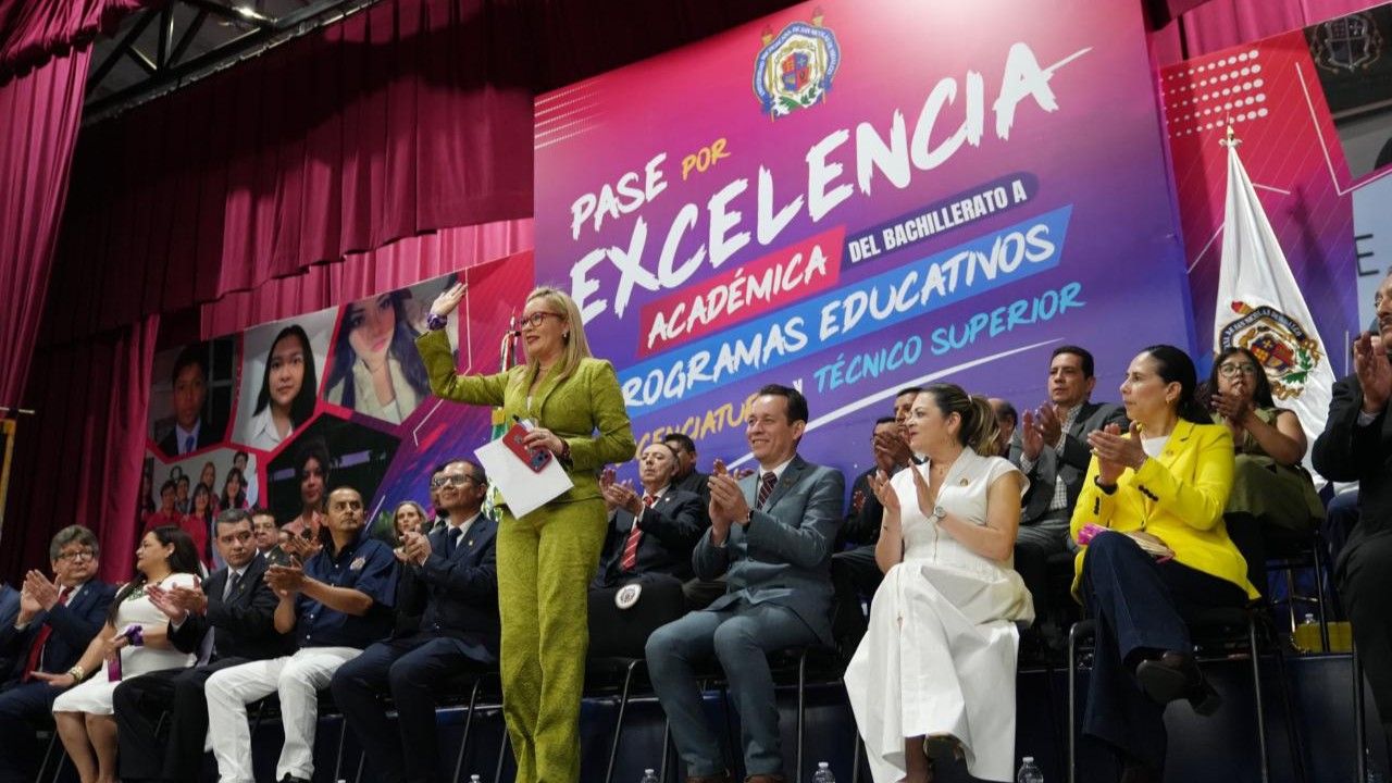 La rectora Yarabí Ávila González dirige un mensaje a las y los estudiantes reconocidos por su desempeño académico durante la entrega del Pase por Excelencia Académica 2026. En su intervención destacó el valor del esfuerzo sostenido y la responsabilidad que implica mantener la excelencia durante la etapa universitaria. La rectora Yarabí Ávila González dirige un mensaje a las y los estudiantes reconocidos por su desempeño académico durante la entrega del Pase por Excelencia Académica 2026. En su intervención destacó el valor del esfuerzo sostenido y la responsabilidad que implica mantener la excelencia durante la etapa universitaria.