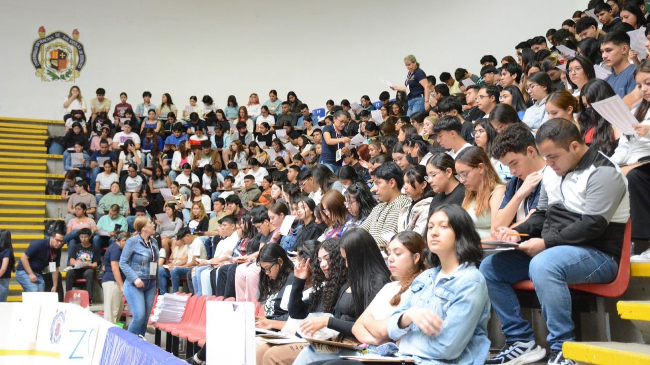 Cientos de aspirantes a la UMSNH aguardan el inicio del examen de admisión en uno de los recintos habilitados por la Dirección de Control Escolar para la aplicación de las evaluaciones. La imagen ilustra la magnitud del proceso de nuevo ingreso que cada año convoca a miles de jóvenes michoacanos en busca de un lugar en alguno de los programas académicos de la institución. Para el periodo 2026, los exámenes inician el martes 30 de junio. Cientos de aspirantes a la UMSNH aguardan el inicio del examen de admisión en uno de los recintos habilitados por la Dirección de Control Escolar para la aplicación de las evaluaciones. La imagen ilustra la magnitud del proceso de nuevo ingreso que cada año convoca a miles de jóvenes michoacanos en busca de un lugar en alguno de los programas académicos de la institución. Para el periodo 2026, los exámenes inician el martes 30 de junio.