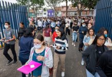 UMSNH emite recomendaciones para aspirantes que presentarán examen de admisión 2026 Decenas de aspirantes con sus documentos en mano se dirigen al acceso del recinto de evaluación durante una jornada de exámenes de admisión de la UMSNH. La imagen refleja la diversidad del universo de jóvenes que cada año busca ingresar a la Máxima Casa de Estudios de Michoacán, y subraya la importancia de llegar con anticipación suficiente para completar los protocolos de acceso antes del inicio de la prueba.