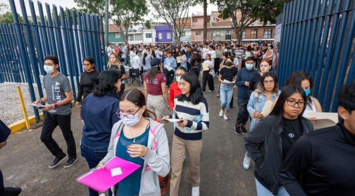 UMSNH emite recomendaciones para aspirantes que presentarán examen de admisión 2026 Decenas de aspirantes con sus documentos en mano se dirigen al acceso del recinto de evaluación durante una jornada de exámenes de admisión de la UMSNH. La imagen refleja la diversidad del universo de jóvenes que cada año busca ingresar a la Máxima Casa de Estudios de Michoacán, y subraya la importancia de llegar con anticipación suficiente para completar los protocolos de acceso antes del inicio de la prueba.
