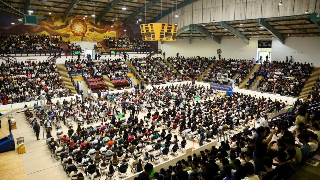 Miles de aspirantes llenan el aforo de uno de los recintos universitarios habilitados para la aplicación del examen de admisión de la UMSNH. La dimensión del proceso de nuevo ingreso evidencia el peso social de la institución como principal opción de educación superior pública en Michoacán. Para la Convocatoria 2026, los exámenes inician el martes 30 de junio conforme al calendario publicado por la Dirección de Control Escolar. Miles de aspirantes llenan el aforo de uno de los recintos universitarios habilitados para la aplicación del examen de admisión de la UMSNH. La dimensión del proceso de nuevo ingreso evidencia el peso social de la institución como principal opción de educación superior pública en Michoacán. Para la Convocatoria 2026, los exámenes inician el martes 30 de junio conforme al calendario publicado por la Dirección de Control Escolar.