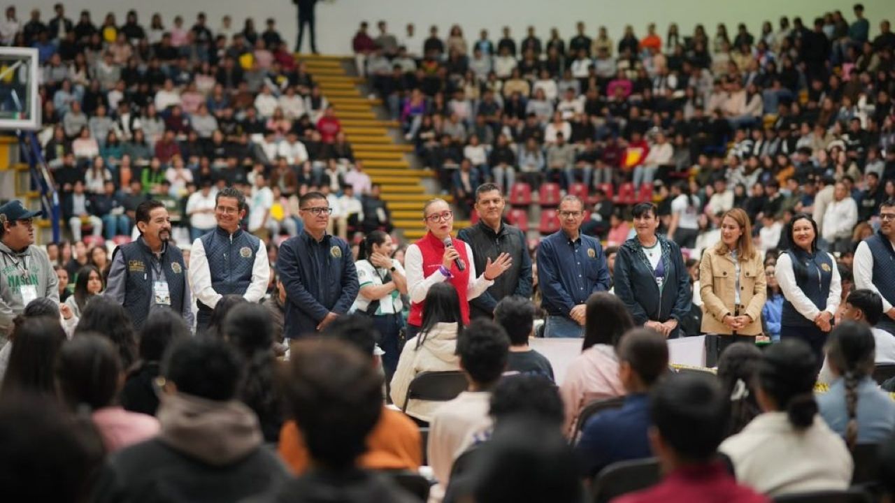 La rectora Yarabí Ávila González (en rojo) encabeza el recorrido de supervisión en Ciudad Universitaria junto a directivos de las facultades de Salud y el representante del CENEVAL, Rodolfo Sánchez Gamboa. La rectora Yarabí Ávila González (en rojo) encabeza el recorrido de supervisión en Ciudad Universitaria junto a directivos de las facultades de Salud y el representante del CENEVAL, Rodolfo Sánchez Gamboa.