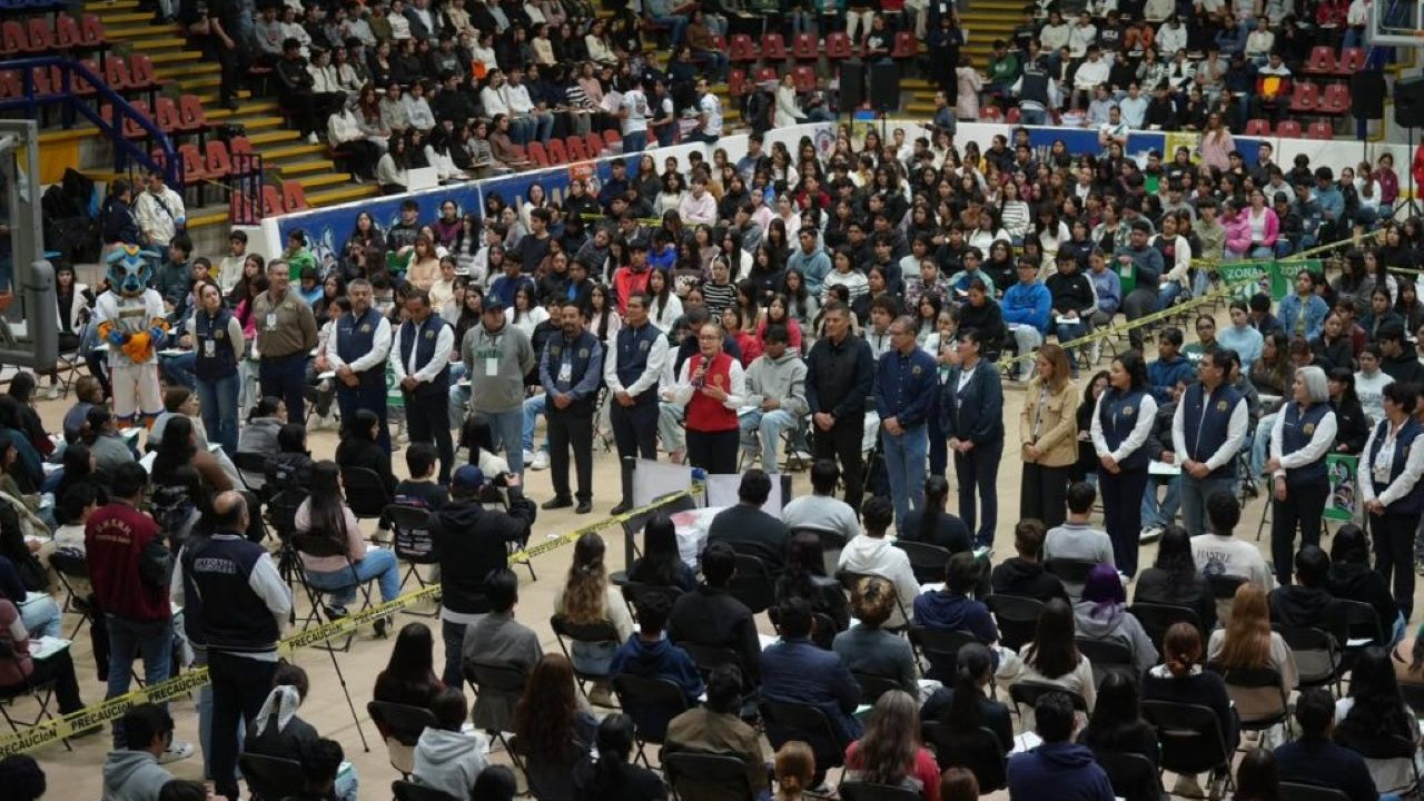 Vista general del auditorio de la UMSNH durante el segundo día de evaluaciones, donde más de dos mil seiscientos jóvenes aplicaron la prueba estandarizada supervisada por el CENEVAL. Vista general del auditorio de la UMSNH durante el segundo día de evaluaciones, donde más de dos mil seiscientos jóvenes aplicaron la prueba estandarizada supervisada por el CENEVAL.