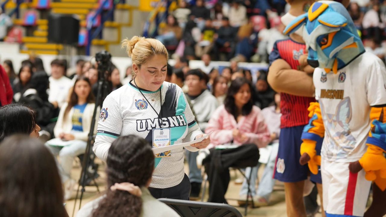 Personal logístico de la UMSNH proporciona instrucciones y orientación a los sustentantes antes del inicio de la evaluación, con el objetivo de reducir la tensión y asegurar un desarrollo ordenado. Personal logístico de la UMSNH proporciona instrucciones y orientación a los sustentantes antes del inicio de la evaluación, con el objetivo de reducir la tensión y asegurar un desarrollo ordenado.