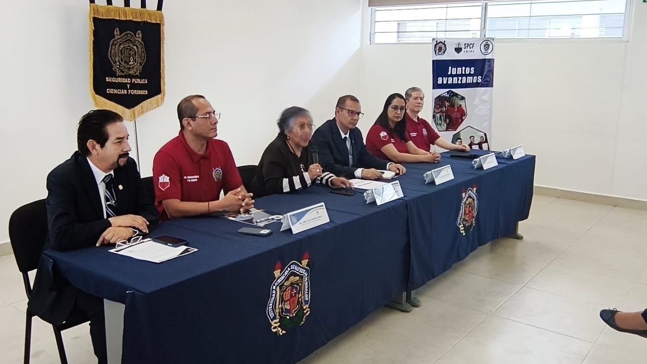 Autoridades de la Escuela de Estudios Superiores Interdisciplinarios (EESI) de la UMSNH durante una de las sesiones de trabajo de la visita in situ realizada para evaluar la Licenciatura en Seguridad Pública y Ciencias Forenses. El proceso, que se desarrolló a lo largo de tres días, incluyó reuniones con directivos, docentes, estudiantes, egresados y empleadores del programa. Autoridades de la Escuela de Estudios Superiores Interdisciplinarios (EESI) de la UMSNH durante una de las sesiones de trabajo de la visita in situ realizada para evaluar la Licenciatura en Seguridad Pública y Ciencias Forenses. El proceso, que se desarrolló a lo largo de tres días, incluyó reuniones con directivos, docentes, estudiantes, egresados y empleadores del programa.