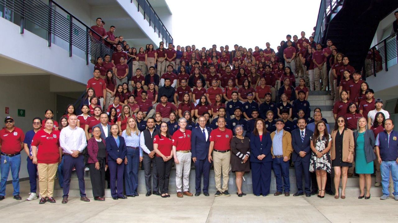 La comunidad completa de la Licenciatura en Seguridad Pública y Ciencias Forenses de la UMSNH se reunió para recibir al comité evaluador de los CIEES durante la visita in situ de tres días. En primer plano, directivos, funcionarios universitarios y evaluadores externos; en las escalinatas, la matrícula estudiantil del programa, único en su tipo en México por combinar ambas áreas del conocimiento en un solo plan de estudios. La comunidad completa de la Licenciatura en Seguridad Pública y Ciencias Forenses de la UMSNH se reunió para recibir al comité evaluador de los CIEES durante la visita in situ de tres días. En primer plano, directivos, funcionarios universitarios y evaluadores externos; en las escalinatas, la matrícula estudiantil del programa, único en su tipo en México por combinar ambas áreas del conocimiento en un solo plan de estudios.