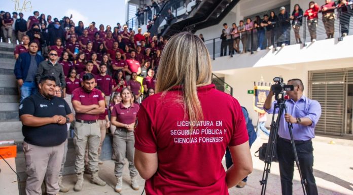 Licenciatura en Seguridad Pública y Ciencias Forenses de la UMSNH busca su primera acreditación Decenas de estudiantes de la Licenciatura en Seguridad Pública y Ciencias Forenses de la UMSNH escuchan atentos durante la sesión de arranque de la visita evaluadora de los CIEES en las instalaciones de la EESI. El secretario Académico Antonio Ramos Paz precisó que esta acción inicial contó con la presencia de alumnas, alumnos, docentes y personal administrativo del programa, en cumplimiento de la metodología de evaluación integral que aplica el organismo acreditador.