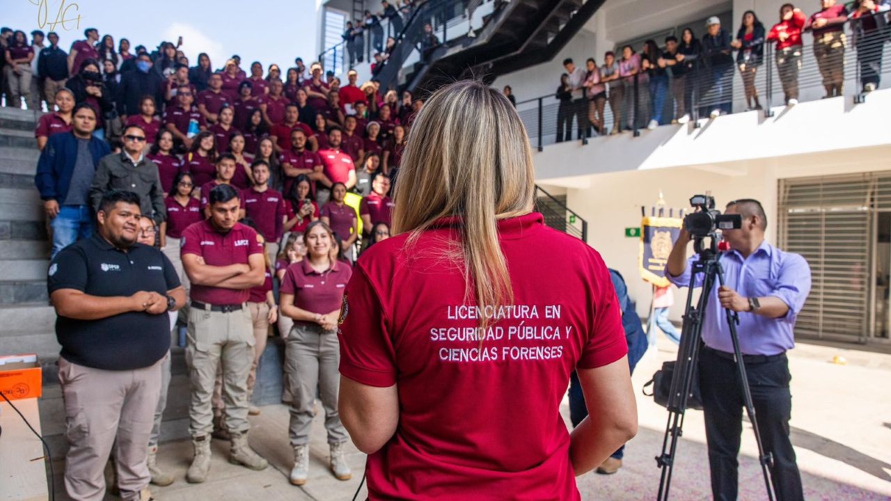 Decenas de estudiantes de la Licenciatura en Seguridad Pública y Ciencias Forenses de la UMSNH escuchan atentos durante la sesión de arranque de la visita evaluadora de los CIEES en las instalaciones de la EESI. El secretario Académico Antonio Ramos Paz precisó que esta acción inicial contó con la presencia de alumnas, alumnos, docentes y personal administrativo del programa, en cumplimiento de la metodología de evaluación integral que aplica el organismo acreditador. Decenas de estudiantes de la Licenciatura en Seguridad Pública y Ciencias Forenses de la UMSNH escuchan atentos durante la sesión de arranque de la visita evaluadora de los CIEES en las instalaciones de la EESI. El secretario Académico Antonio Ramos Paz precisó que esta acción inicial contó con la presencia de alumnas, alumnos, docentes y personal administrativo del programa, en cumplimiento de la metodología de evaluación integral que aplica el organismo acreditador.
