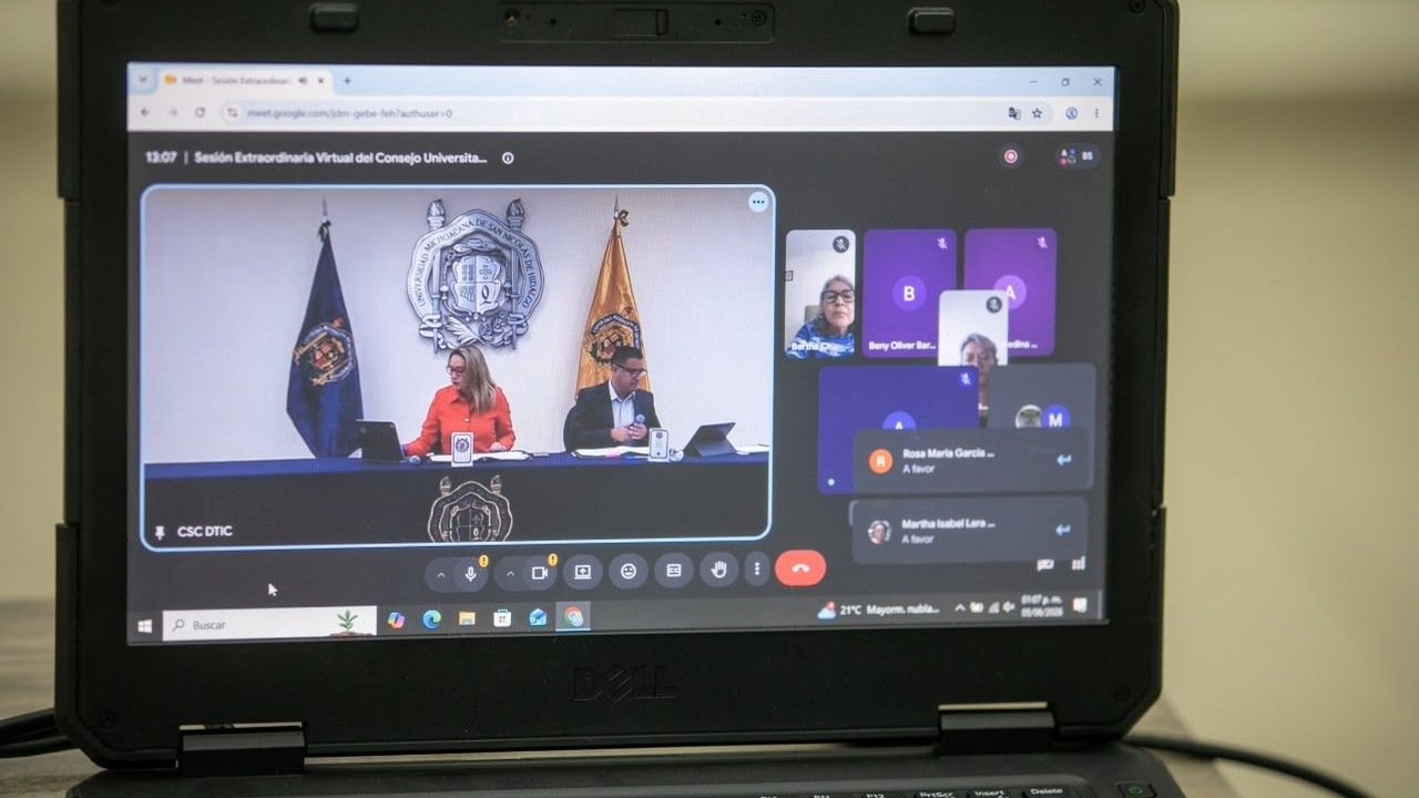 La Sesión Extraordinaria Virtual del Consejo Universitario de la UMSNH, transmitida a través de Google Meet, permitió la participación de consejeras y consejeros universitarios de manera remota. En la pantalla se observan las notificaciones de votación de integrantes del pleno que se pronunciaron "a favor" del dictamen de actualización del Reglamento Interno, aprobado en la jornada. La Sesión Extraordinaria Virtual del Consejo Universitario de la UMSNH, transmitida a través de Google Meet, permitió la participación de consejeras y consejeros universitarios de manera remota. En la pantalla se observan las notificaciones de votación de integrantes del pleno que se pronunciaron "a favor" del dictamen de actualización del Reglamento Interno, aprobado en la jornada.